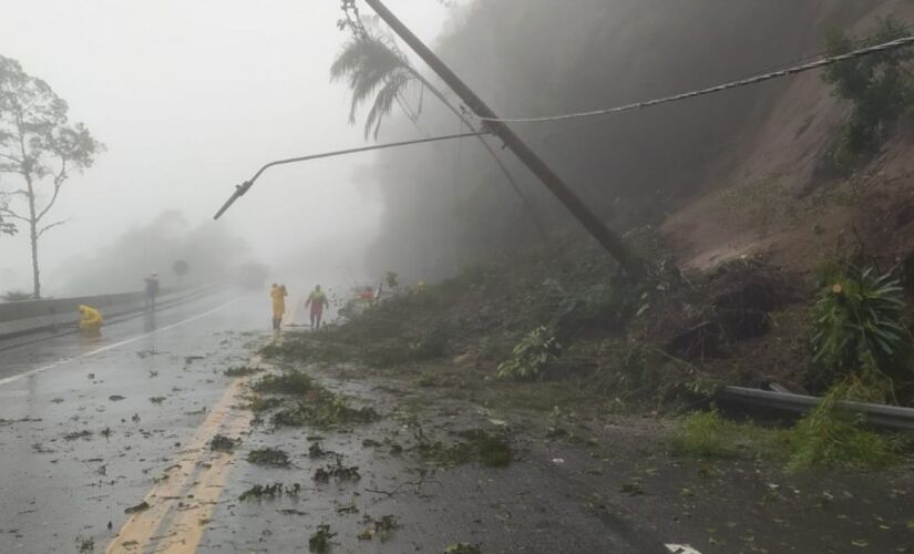 Queda de barreira na rodovia dos Tamoios, em São Paulo