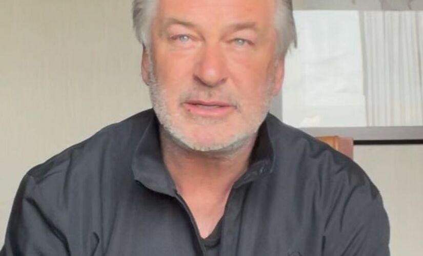 Alec Baldwin negou a responsabilidade pela morte de Hutchins ao dizer que foi informado de que a arma estava "fria", um termo da indústria que significa que é seguro de usar
