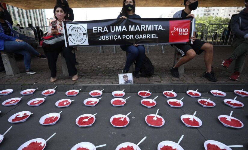 Manifestantes pedem justiça por jovem que foi baleado na cabeça por policiais que confundiram sua marmita com uma arma