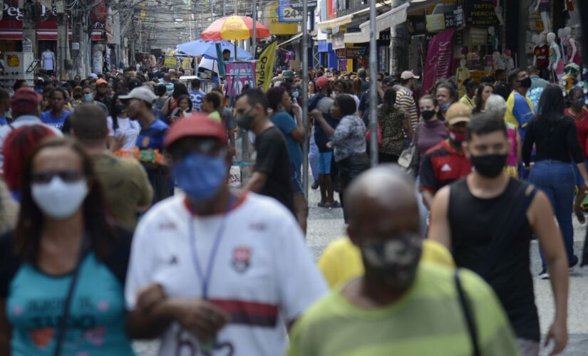 Movimenta&ccedil;&atilde;o de pessoas em rua de S&atilde;o Paulo