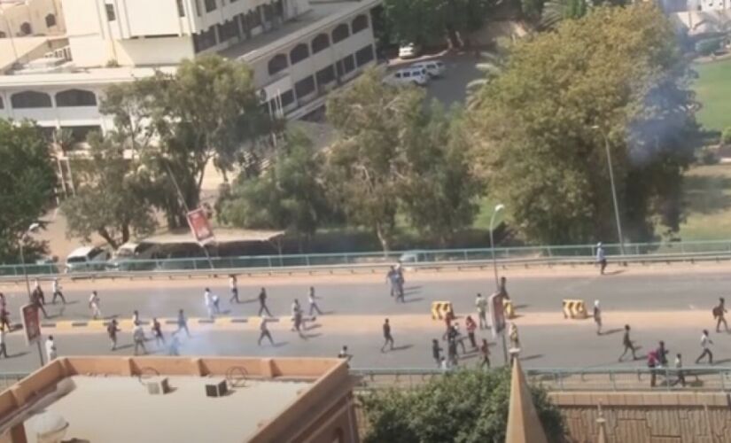 Pelo terceiro dia consecutivo, os manifestantes permanecem nas ruas da capital Cartum para protestar contra o golpe de estado