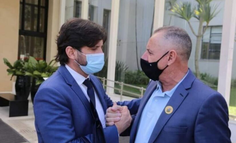 Deputado estadual André do Prado e o prefeito Elzo de Souza; plano total da obra deverá atender diversos bairros de Igaratá
