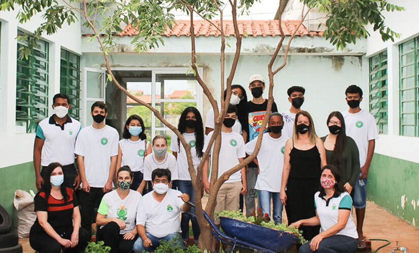 A horta foi criada numa área externa da escola que não tinha utilidade; a horta conta com alface, rúcula, cenoura e beterraba