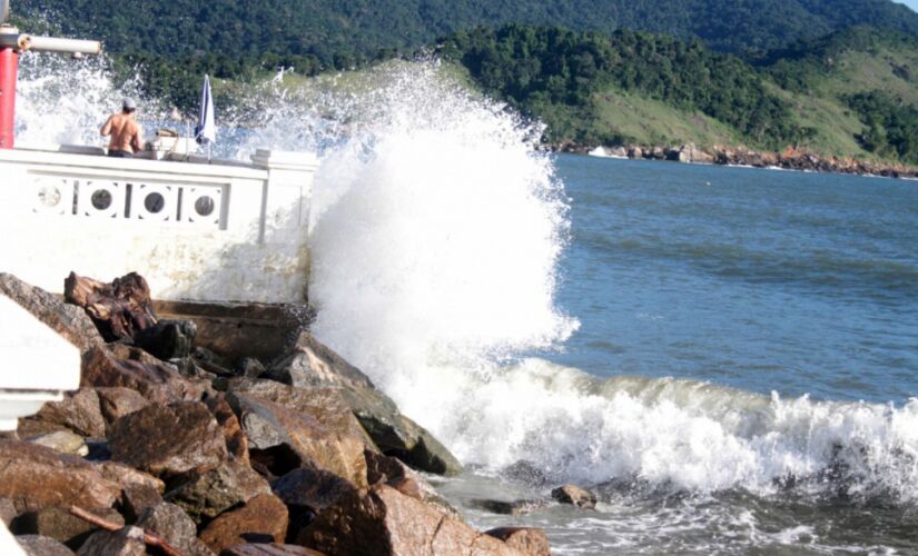 Ressaca do mar em Santos, no litoral sul de S&atilde;o Paulo 