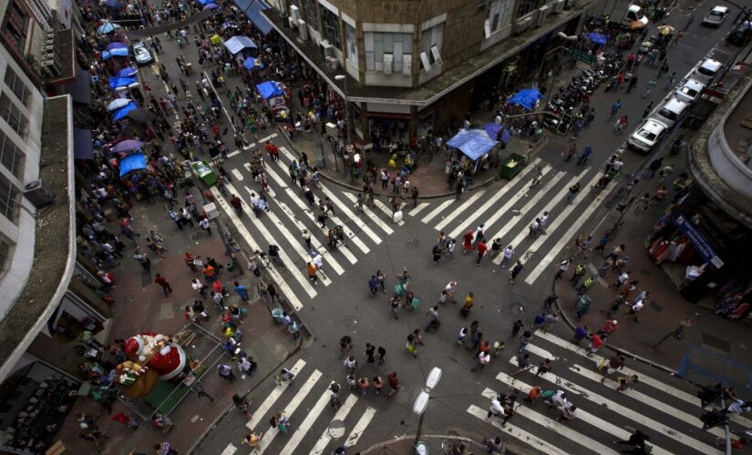 Cruzamento na região da rua 25 de Março em São Paulo