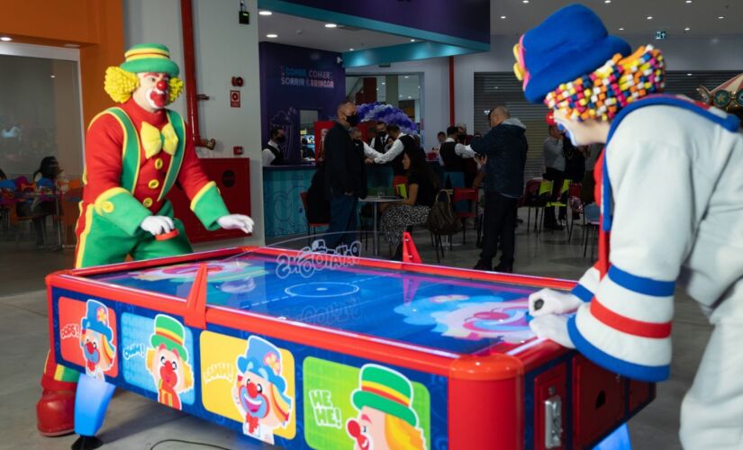 Central Plaza Shoppig conta com três novos brinquedos da dupla de palhaços