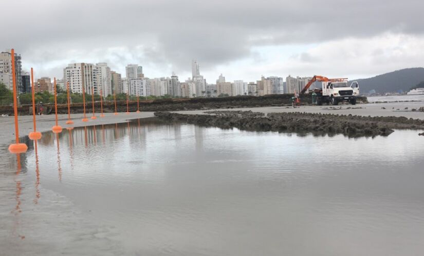 As novas barras, fincadas em uma base de concreto, que substituem as peças anteriores, desgastadas pela ação do tempo e da maresia, começaram a ser instaladas na manhã desta quinta-feira (4)