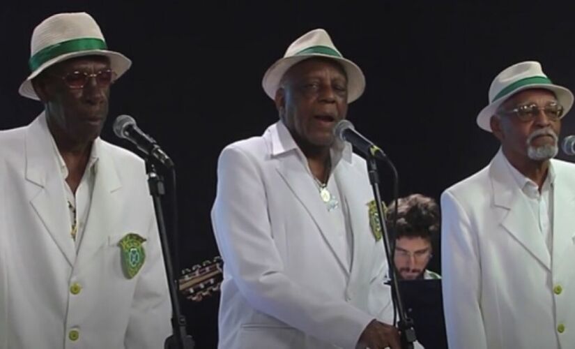 Mestre Dadinho, ao centro, com a Velha Guarda do Camisa Verde e Branco