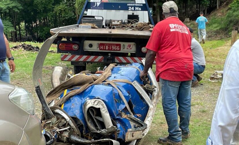 Motor do avião da Marilia Mendonça que estava em mata fechado foi resgatado no início da tarde desta segunda-feira 