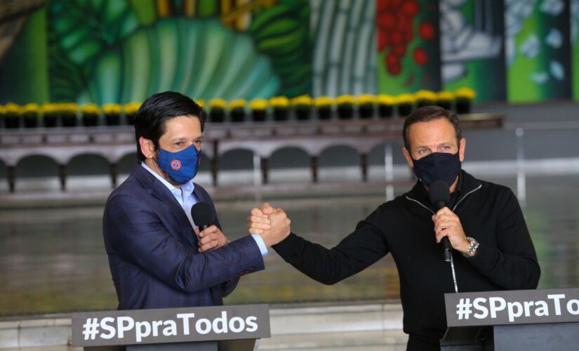 O prefeito de SP, Ricardo Nunes, e o governador João Doria, durante coletiva no Palácio dos Bandeirantes