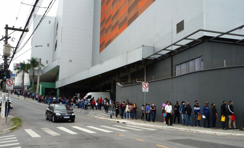 Fila do mutirão em frente ao PAT Carapicuíba, que fica dentro do shopping do município da região metropolitana de São Paulo 