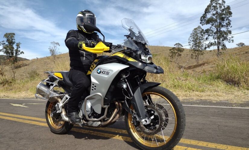 Além do vistoso "uniforme" em preto e amarelo que caracteriza a versão que festeja os 40 anos da linha GS, a BMW F 850 GS Adventure agrega um pacote interessante de equipamentos
