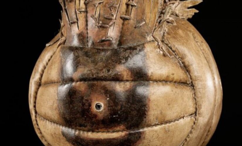 Bola de vôlei Wilson ajudou a emocionar o público de 'Náufrago' nos anos 2000; objeto de couro branco está desgastado pelo tempo