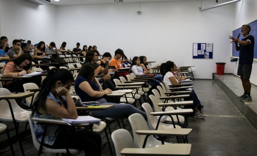 Aula de preparação para o Enem na zona leste de SP