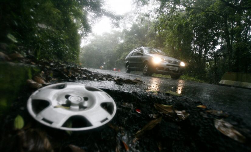 Calota de veículo abandonada em buraco na rodovia Oswaldo Cruz (arquivo)