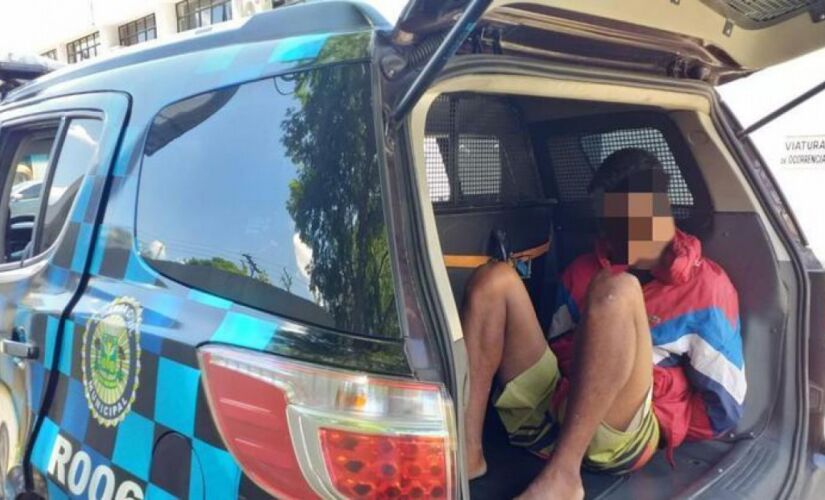 Policiais encontraram duas motos com queixa de roubo junto ao homem 
