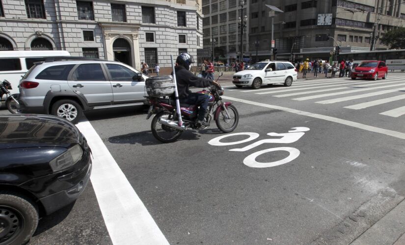 Motociclista aguarda o semáforo abrir em São Paulo 