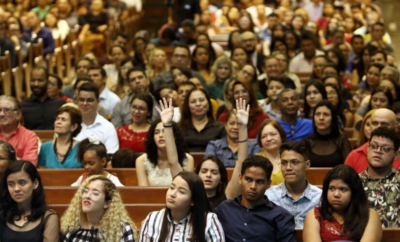 Fiéis assistem a culto dominical em uma das unidades da Assembleia de Deus