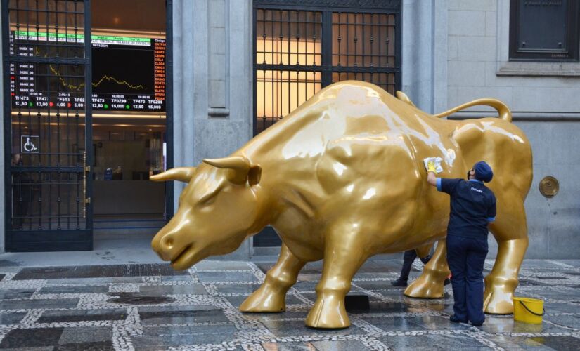 A escultura é uma réplica do Touro de Wall Street, localizado no distrito financeiro de Nova York