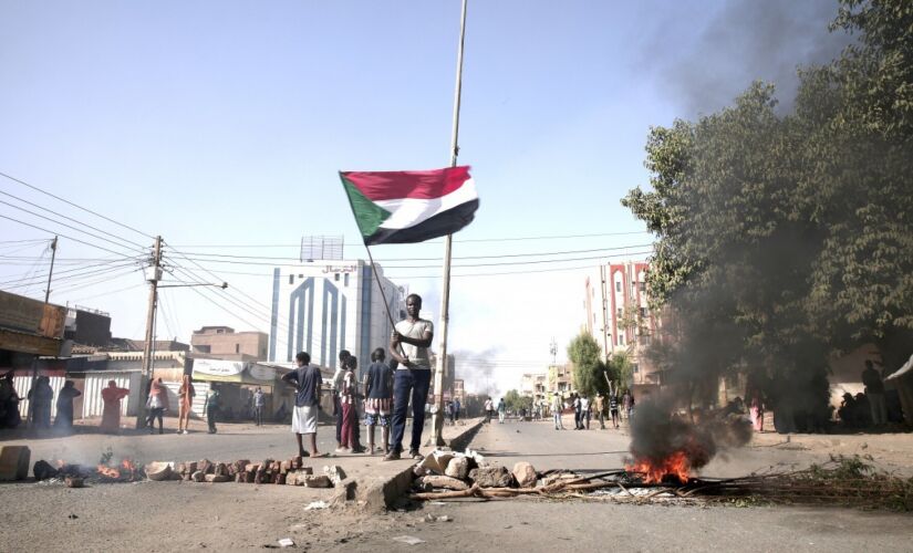 Sudaneses protestam contra o golpe militar que derrubou o governo , em Cartum, no Sudão 