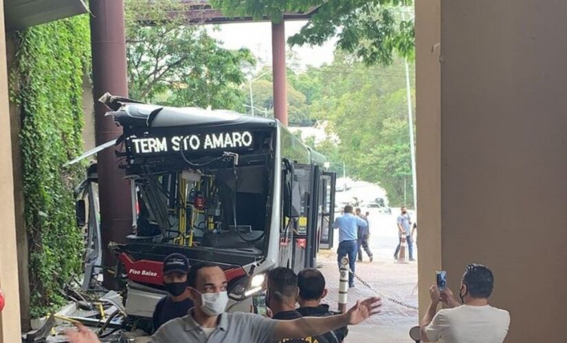 Ônibus colide contra entrada do shopping Cidade Jardim  