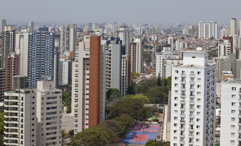 : Vista do alto da rua João Luis Vivez na Vila Mariana 
