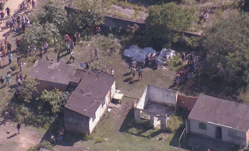 Moradores do Complexo do Salgueiro, no município de São Gonçalo, retiram corpos de área de mangue
