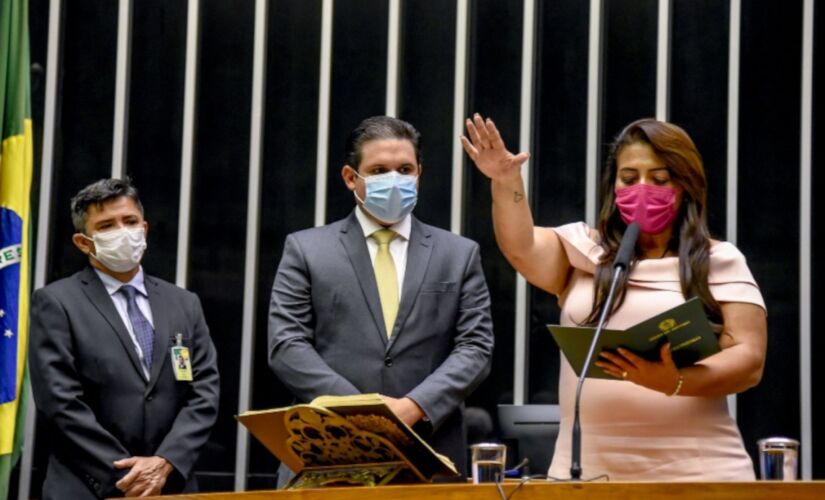 Ely Santos toma posse como deputada federal