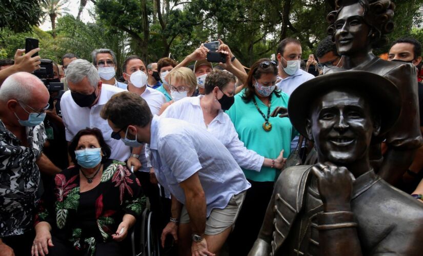 Estátua de Paulo Gustavo é instalada em Niterói no dia do aniversário da cidade 