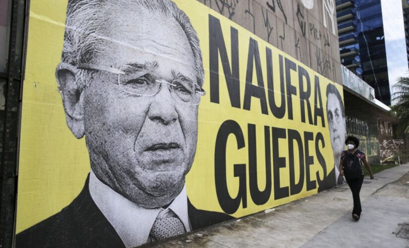 Lambe-lambe é colado na avenida Faria Lima em protesto contra o ministro da Economia, Paulo Guedes, e o presidente Jair Bolsonaro.