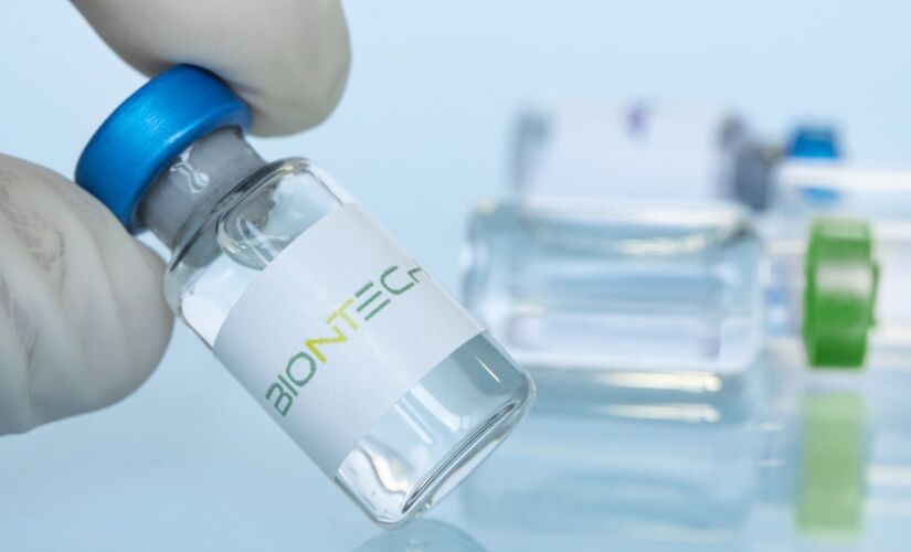 A BioNTech informou ontem que começou a trabalhar em uma vacina para combater a Ômicron, a nova variante do coronavírus 