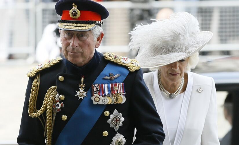 Príncipe britânico Charles é visto ao lado de Camilla