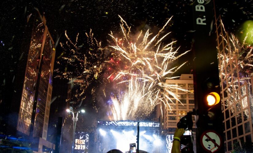 Queima de fogos e show de Réveillon avenida Paulista em 2019; evento deste ano foi confirmado pelo prefeito Ricardo Nunes 