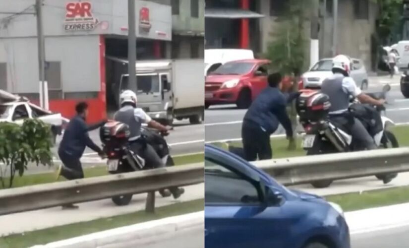 No vídeo, o policial aparece acelerando uma moto na qual um homem negro a esta algemado