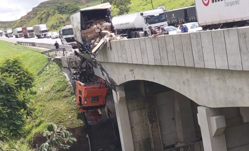 Motorista ficou pendurado pelo cinto de segurança