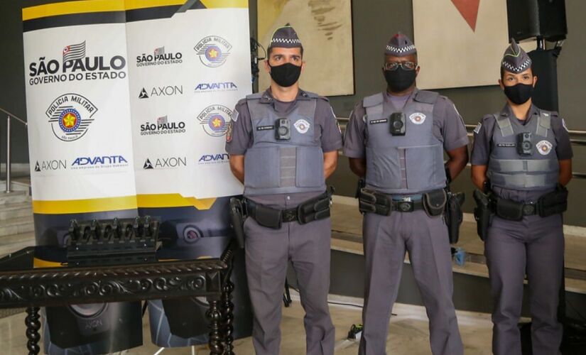 Policiais com câmeras corporais durante evento que anunciou a aquisição dos equipamentos (arquivo)