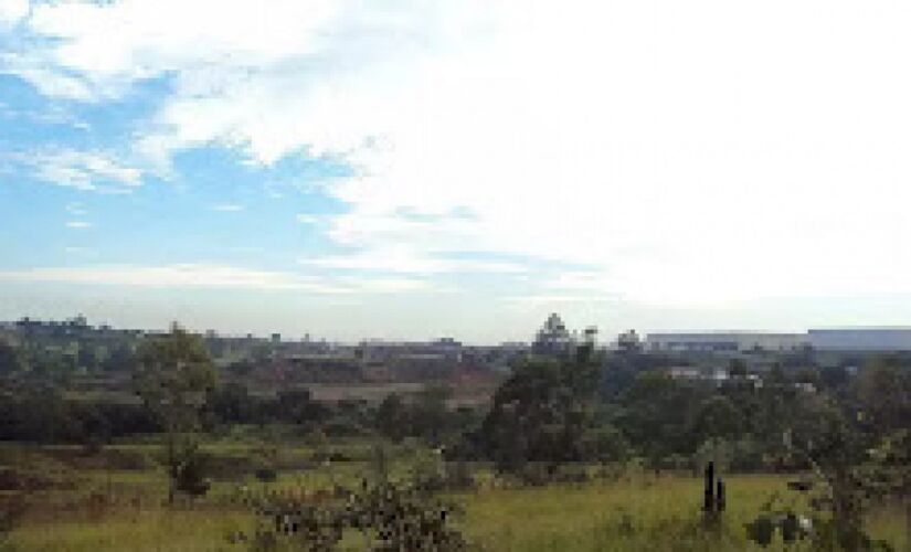 Entre os lotes disponíveis para compra há terrenos, imóveis comerciais e áreas rurais, ocupados e desocupados