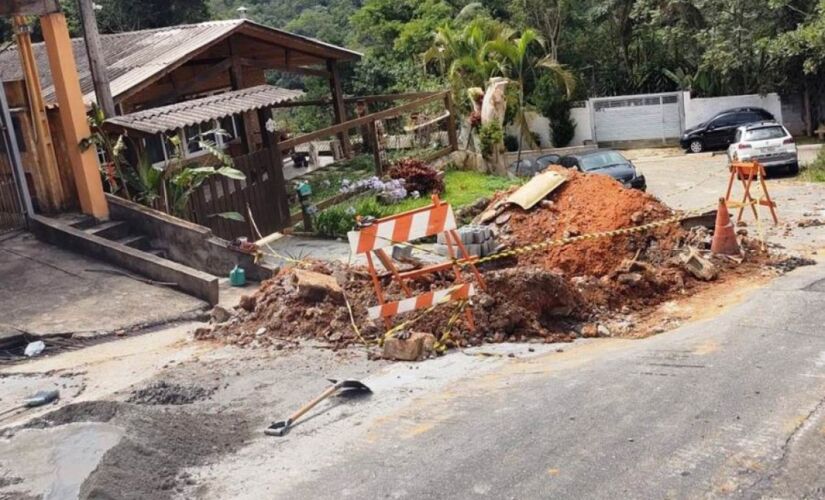 Obras de melhorias em Itapecerica da Serra, na região sudoeste da Grande São Paulo
