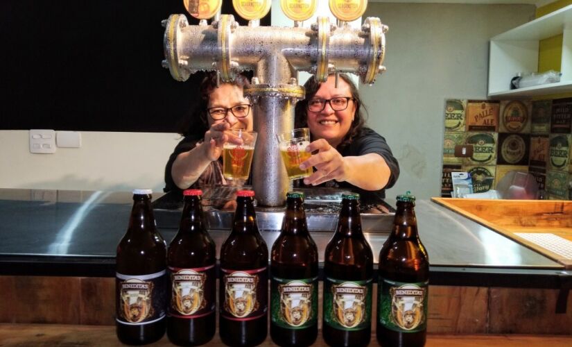 Melissa e Eneide, da Cervejaria Benedita, que faz parte do Catálogo de Quebrada