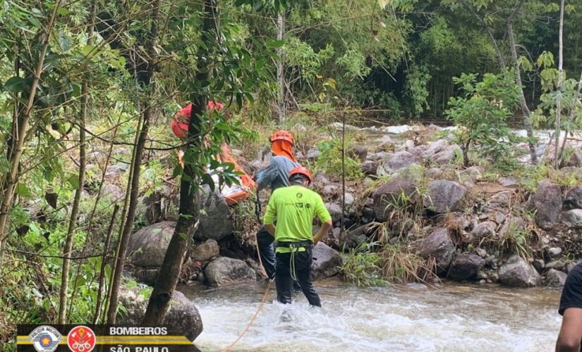 Bombeiros fazem buscas por vítimas na cidade de Lavrinhas, no interior de SP