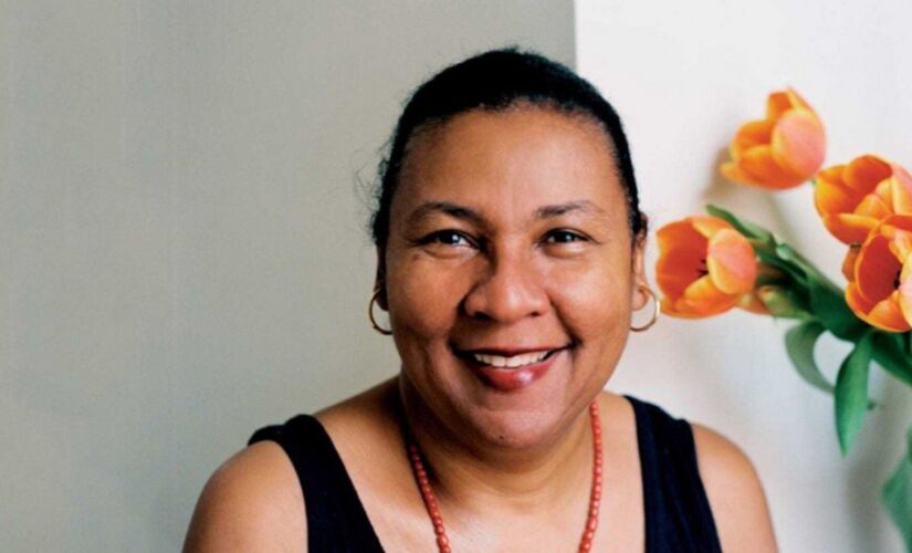 A escritora e ativista bell hooks  escreveu 40 livros publicados em 15 idiomas; os temas eram feminismo, racismo, política e amor