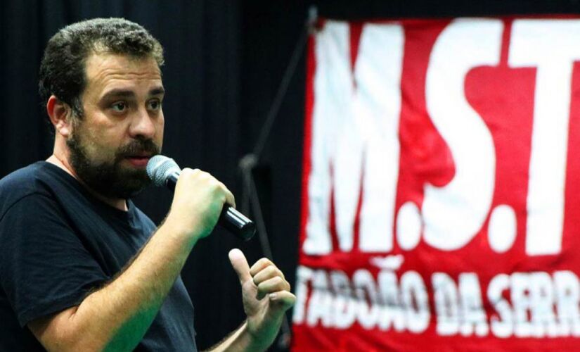 Guilherme Boulos durante evento do Virada Paulista no Cemur, em Taboão da Serra