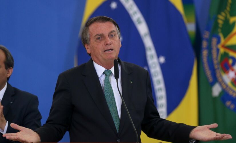 Em outubro, por exemplo, o presidente Bolsonaro afirmou que vacinados estariam desenvolvendo Aids