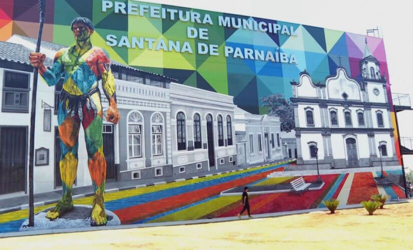 Grafiteiro Kobra faz mural de 462 metros quadrados na sede da Prefeitura de Santana de Parnaíba
