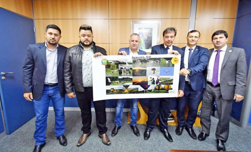 Prefeito de Igaratá (ao centro) durante a apresentação do projeto