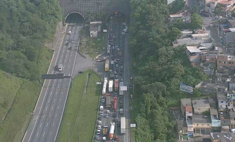 Acidente entre três carretas e dois caminhões deixa um morto em túnel do trecho Sul do rodoanel em Taboão da Serra