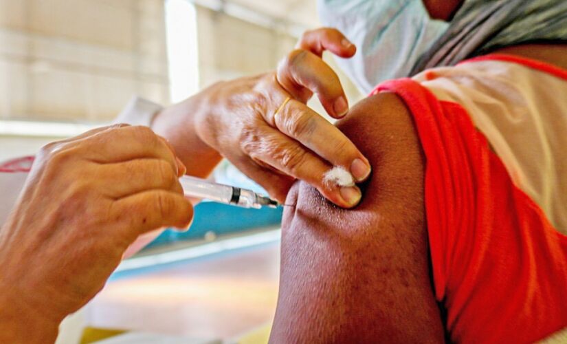 Especialistas relacionam a alta de casos à baixa cobertura da vacina contra a gripe neste ano, por causa da pandemia de Covid-19
