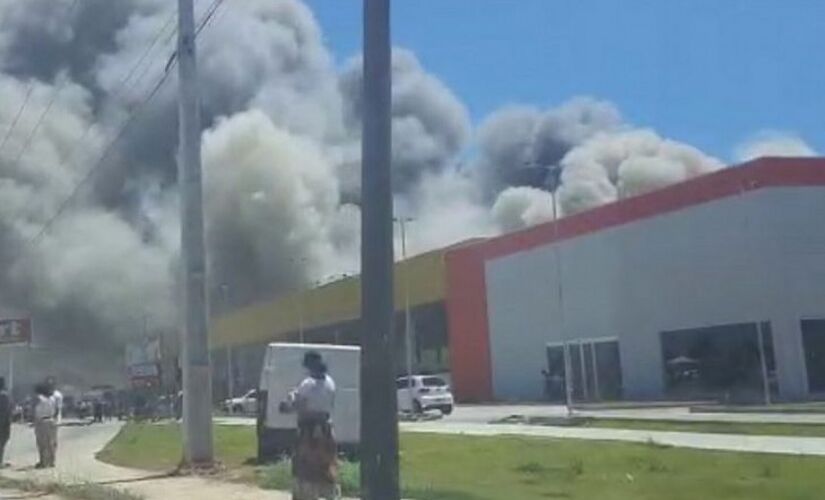Supermercado Fort Atacadista no bairro Campeche, em Florianópolis, é atingido por incêndio 