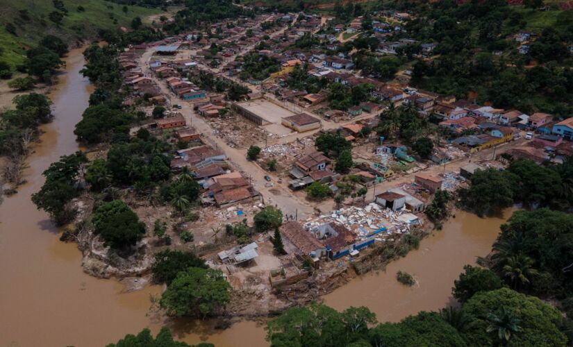 Bombeiros dizem  que 20 pessoas já morreram por causa das chuvas