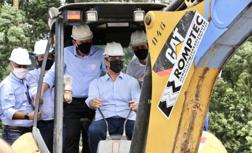 O governador em exercício Rodrigo Garcia acompanhou o início das obras do piscinão; objetivo é minimizar as enchentes no ABC